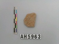 藏品(灰色夾砂斜方格紋陶片)的圖片